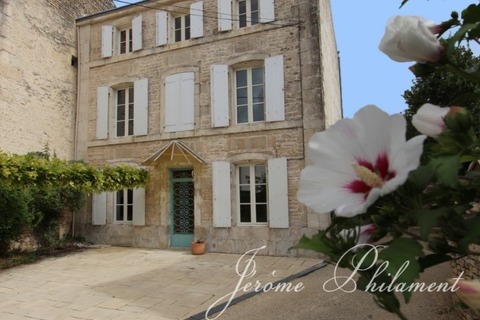 Maison en pierre sur Sainte-Pezenne